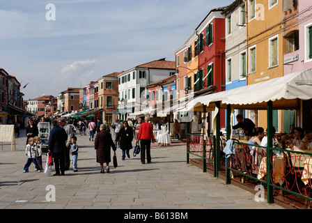 Bunt bemalten Häusern an einem Kanal in Burano, eine Insel in der Lagune, Italien, Europa Stockfoto