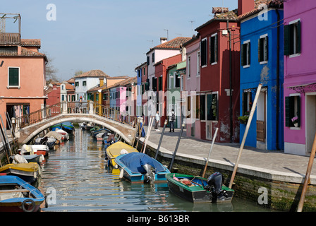 Bunt bemalten Häusern an einem Kanal auf Burano, eine Insel in der Lagune, Italien, Europa Stockfoto