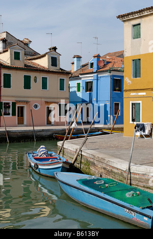 Bunt bemalten Häusern an einem Kanal auf Burano, eine Insel in der Lagune, Italien, Europa Stockfoto