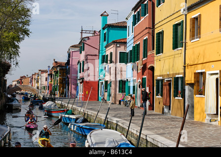 Bunt bemalten Häusern an einem Kanal auf Burano, eine Insel in der Lagune, Italien, Europa Stockfoto