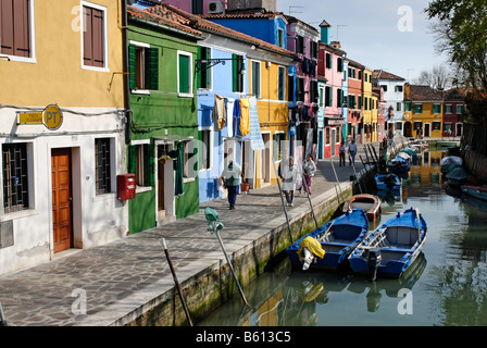 Bunt bemalten Häusern an einem Kanal auf Burano, eine Insel in der Lagune, Italien, Europa Stockfoto