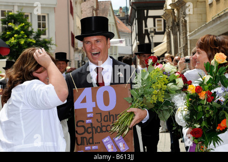 Mann trägt einen Hut, Gmuender Stadtfest, Parade der 40-Jahr-alte Menschen, Schwaebisch Gmuend, Baden-Württemberg Stockfoto