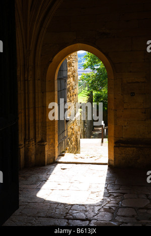 Sonnenlicht durch einen Eingang an der Bischofspalast Lincoln Lincolnshire England Stockfoto