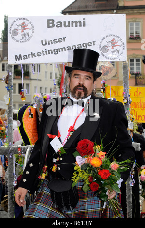 Mann trägt einen Hut, Gmuender Stadtfest, Parade der 40-Jahr-alte Menschen, Schwaebisch Gmuend, Baden-Württemberg Stockfoto