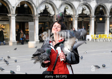 Frau, Fütterung von Tauben, Piazza San Marco Square, Venedig, Veneto, Italien, Europa Stockfoto