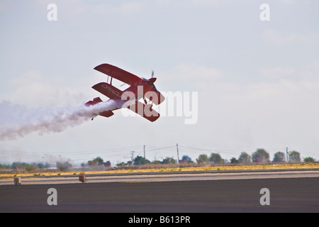 Stunt pilot Sean Tucker in der Oracle-Herausforderer einen speziell angefertigten Flugzeug Stockfoto