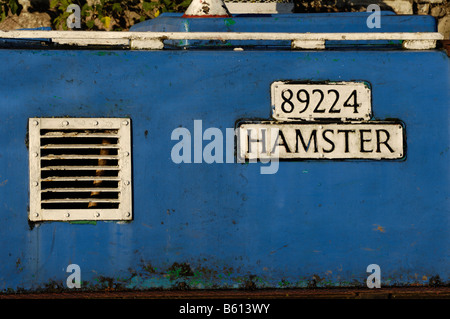 Abblätternde Farbe und Rost auf der englischen Kanalboot, mit Typenschild und Belüftung Kühlergrill Stockfoto