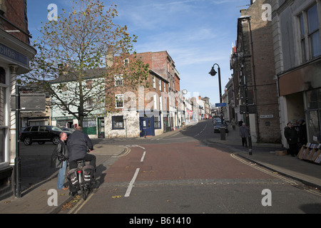 Zwei Männer sprechen in der Hautpstraße Lowestoft Suffolk England Stockfoto