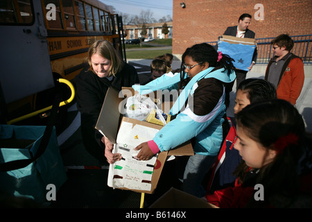Lehrer, Freiwilligen und Schulkinder Essen für einen guten Zweck zu sammeln. Den Bedürftigen zu helfen, Stockfoto