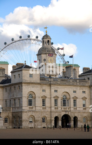 Horse Guards und das London Eye in London England Stockfoto