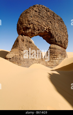 Felsbogen in Tin Akachaker, Tassili du Hoggar, Wilaya Tamanrasset, Algerien, Wüste Sahara, Nordafrika, Afrika Stockfoto