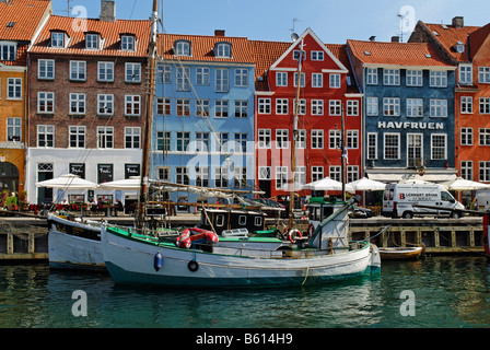 Historische Boote, Angelboote/Fischerboote im Hafen von Nyhavn, Kopenhagen, Dänemark, Skandinavien, Europa Stockfoto
