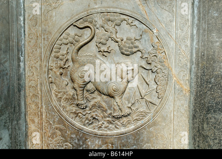 Stein schnitzen eines chinesischen Tigers in einem Tempel, Hoi An, UNESCO-Weltkulturerbe, Vietnam, Asien Stockfoto