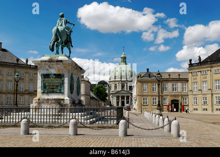 Reiterstandbild vor königlichen Schloss Amalienborg und Frederik es Kirche oder die Marmorkirche, Kopenhagen, Dänemark Stockfoto