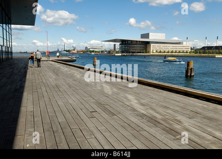 Blick vom neuen Royal Danish Playhouse in Richtung der neuen Oper, Kopenhagen, Dänemark, Skandinavien, Europa Stockfoto