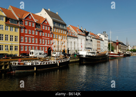 Historische Boote vor einer Reihe von Wohnhäusern in Nyhavn, Kopenhagen, Dänemark, Skandinavien, Europa Stockfoto