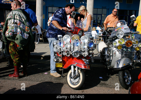 MOD SCOOTER RALLY BRIGHTON ANGEPASST LAMBRETTA VESPA 1960ER JAHRE IKONE CHROM SPIEGEL LEUCHTEN Stockfoto