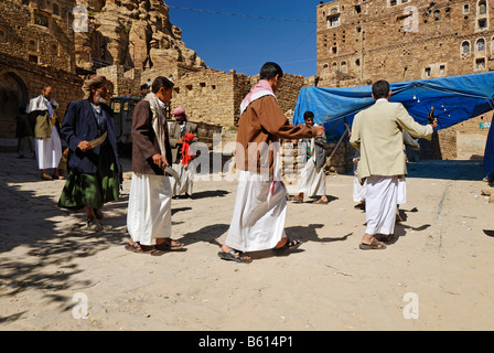 Männer tanzen ein Schwerttanz bei einer Hochzeit in unaufger, Jemen, Arabien, Arabische Halbinsel, im Nahen Osten Stockfoto