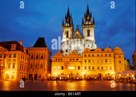 Historic Old Town Square und Church of Our Lady vor Tein beleuchtet, Prag, UNESCO-Weltkulturerbe, Tschechische Republik Stockfoto