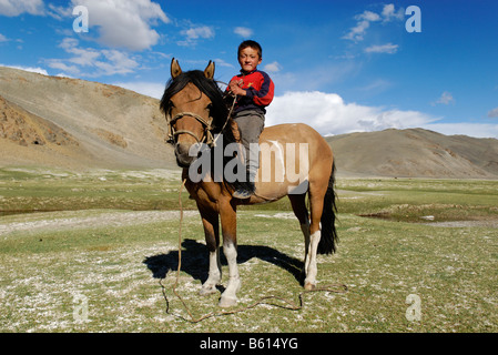 Kasachisch, mongolische Junge sitzt auf Pferd, Kasachstan, Mongolei, Asien Stockfoto