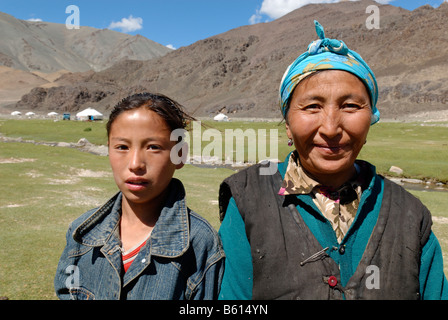 Kasachisch, mongolische Frau mit Tochter, Kasachstan, Mongolei, Asien Stockfoto