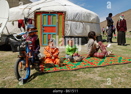 Kasachisch, mongolische Kinder vor einer Jurte, Ger, Altai, Kasachstan, Mongolei, Asien Stockfoto