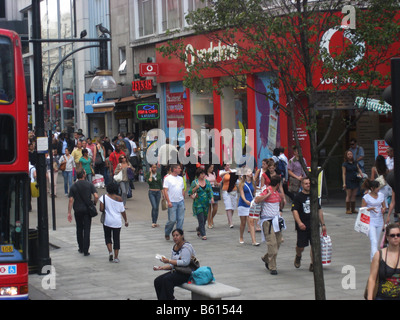 Vodafone Shop und Shopper Oxford Street London GB UK Stockfoto