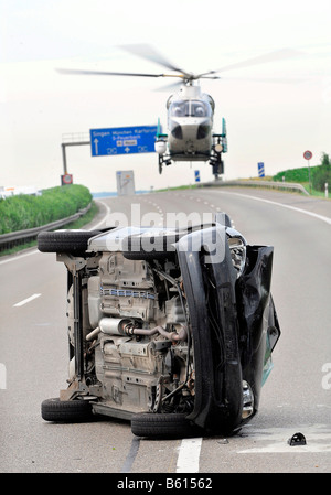 Unfall auf der Autobahn, Auto auf seiner Seite, Polizei-Hubschrauber Landung, A 81 nach Stuttgart zwischen Zuffenhausen Und Ludwigsburg-verklagt Stockfoto