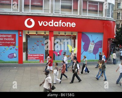 Vodafone Shop und Shopper Oxford Street London GB UK Stockfoto