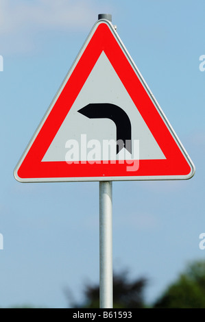 Scharfe Linkskurve Zeichen auf einer Bergstraße Stockfoto, Bild ...