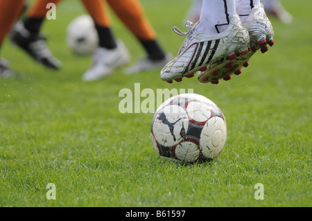 Fußball und Stiefel und Beine von Fußballspielern, Kirchheim/Teck, Baden-Württemberg Stockfoto