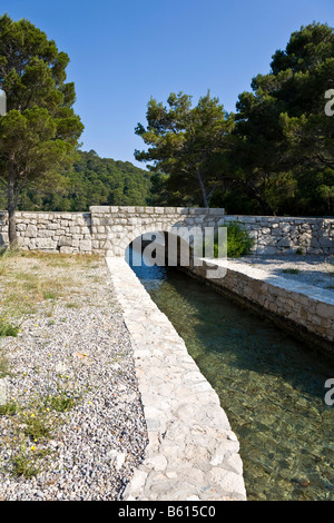 Brücke über den Kanal zwischen Veliko Jezero, großen See und Malo Jezero, kleiner See, im Nationalpark Mljet Soline Stockfoto