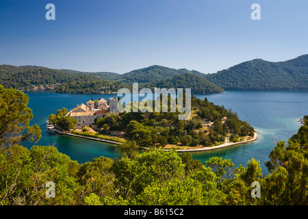 Benediktinerkloster St. Mary Insel in Veliko Jezero, großer See, im Nationalpark Mljet, Insel Mljet, Dubrovnik-Neretva Stockfoto