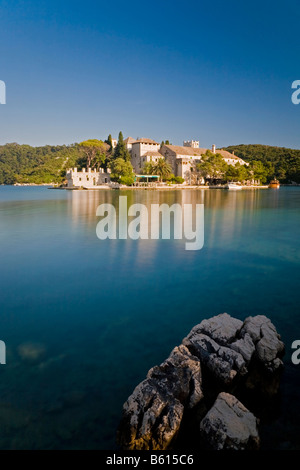 Benediktinerkloster St. Mary Insel in Veliko Jezero, großer See, im Nationalpark Mljet, Insel Mljet, Dubrovnik-Neretva Stockfoto