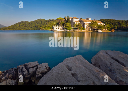 Benediktinerkloster St. Mary Insel in Veliko Jezero, großer See, im Nationalpark Mljet, Insel Mljet, Dubrovnik-Neretva Stockfoto