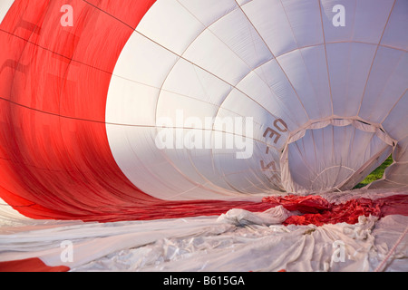 Heißluft-Ballon starten Vorbereitung, Einblasen von Luft in den Umschlag, Stubenberg bin sehen, Hartberg, Steiermark, Austria, Europe Stockfoto