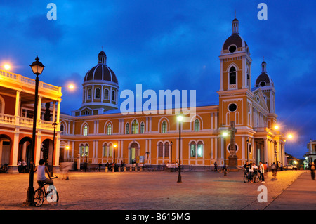 Dom bei Nacht, Granada, Nicaragua, Mittelamerika Stockfoto