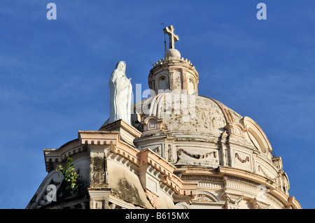 Statue der Maria und Kuppel, die Kirche La Merced, Granada, Nicaragua, Mittelamerika Stockfoto