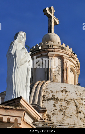 Statue der Maria und Kuppel, die Kirche La Merced, Granada, Nicaragua, Mittelamerika Stockfoto