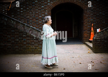 Eine Tourguide beginnt einen Rundgang in Stratford Hall, der Geburtsort des Robert E. Lee, in Stratford, VA. Stockfoto