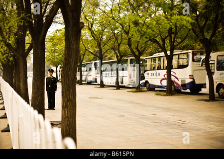 Ein Soldat steht in der Nähe von Touristenbussen in Peking im April 2008 Stockfoto