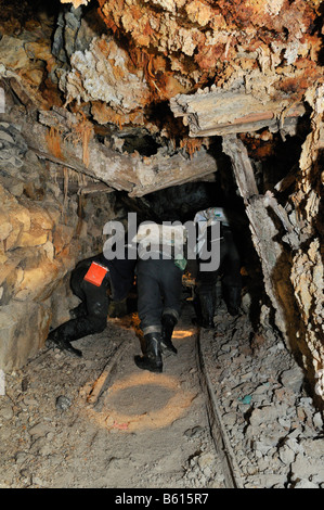 Bergleute, Schieben Karren in einem eingestürzten Tunnel, Llallagua Bergbau-Zentrum, Potosi, Bolivien, Südamerika Stockfoto