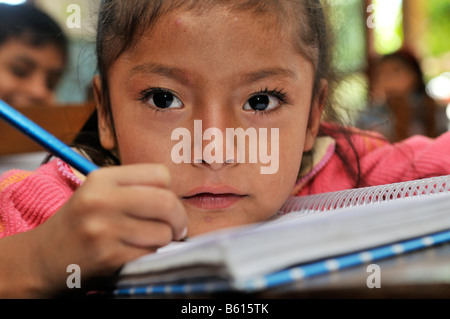 Mädchen schreiben in einer Schule, Slum Gegend planen 3000, Santa Cruz, Bolivien, Südamerika Stockfoto