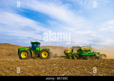 Ein Traktor zieht einen Luft-Sämaschine um Getreide oder Hülsenfrüchten in der Palouse Region Washington im Frühjahr Pflanzen Stockfoto