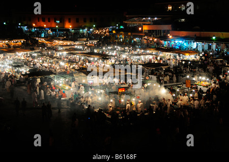 Garküchen in der Nacht auf den Djemma el-Fna Platz, Marrakesch, Marokko, Afrika Stockfoto