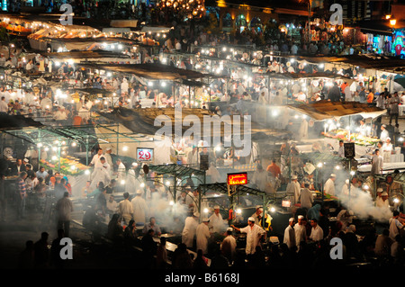 Garküchen in der Nacht auf den Djemma el-Fna Platz, Marrakesch, Marokko, Afrika Stockfoto