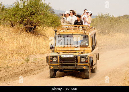 Touristen auf Safari in einem vier Rad-Antrieb Fahrzeug, Tarangire Nationalpark, Tansania, Afrika Stockfoto