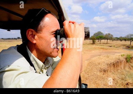 Touristen, die Beobachtung der Tiere, Tarangire Nationalpark, Tansania, Afrika Stockfoto