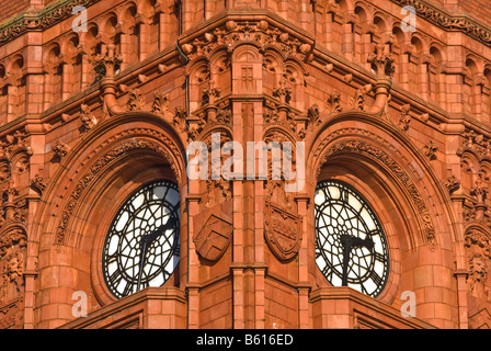 Eine Nahaufnahme von zwei Zifferblättern auf der Clock Tower auf das Pierhead Building in Cardiff Bay Wales Stockfoto