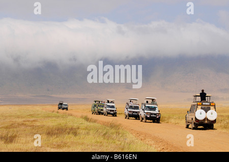 Touristen in mehreren Allrad-Fahrzeugen während der Tierbeobachtung, Ngorongoro-Krater Ngorongoro Conservation Area Stockfoto